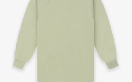 Essentials Pullover Hoodie – Timeless Urban Fashion Staple